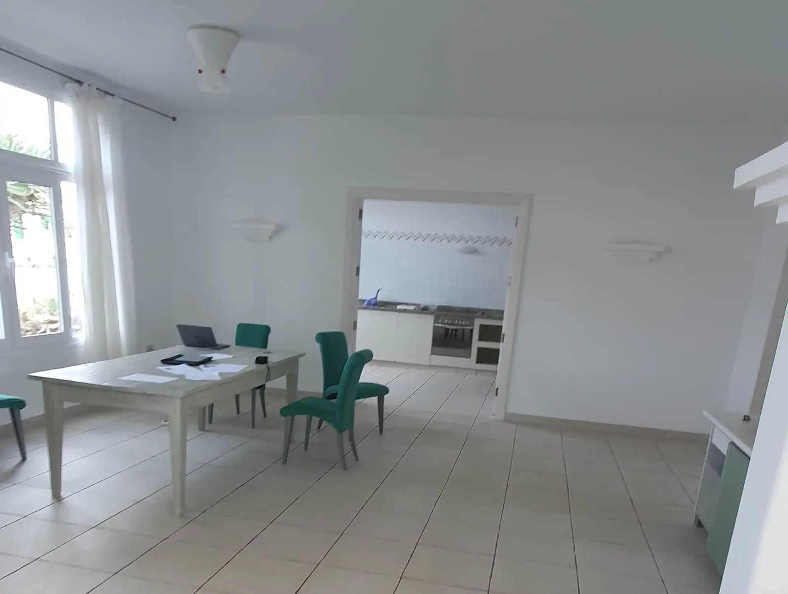Zona día original de la quinta con el acceso doble a la cocina cerrada al fondo