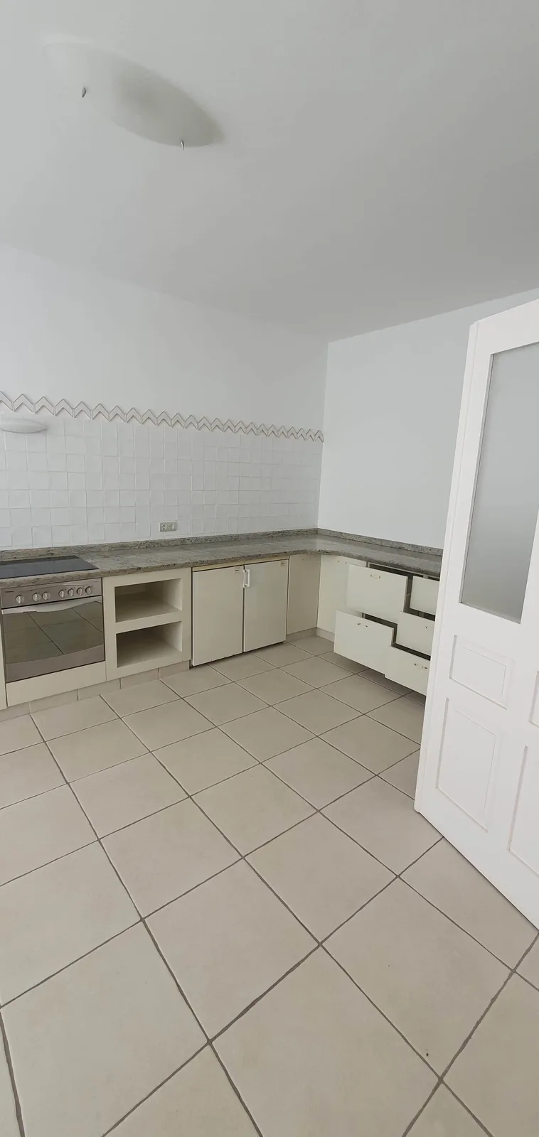 Detalle de la encimera y los módulos antiguos de la cocina original