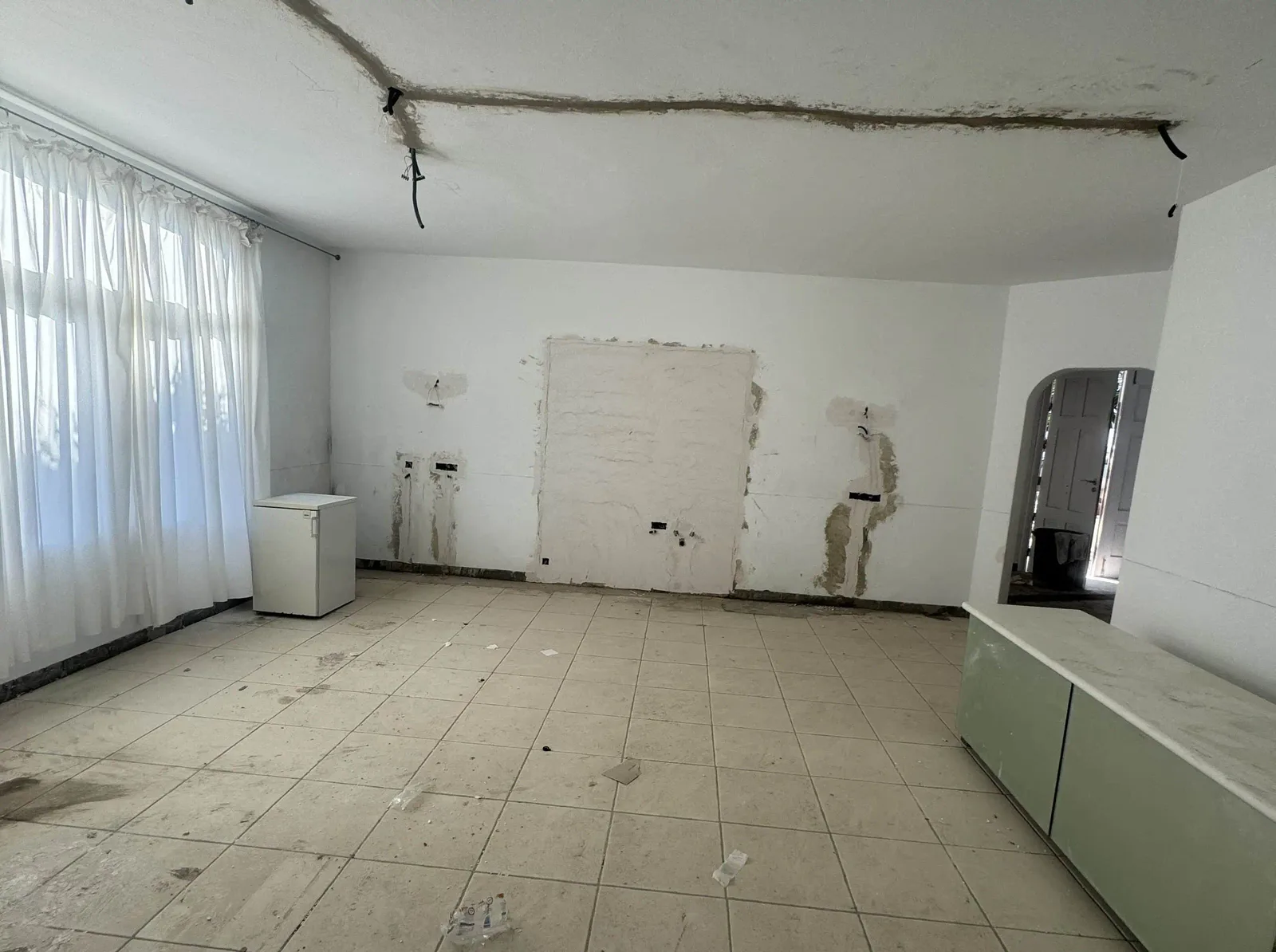 Antiguo acceso ya enfrascado y la futura ubicación de la cocina en proceso